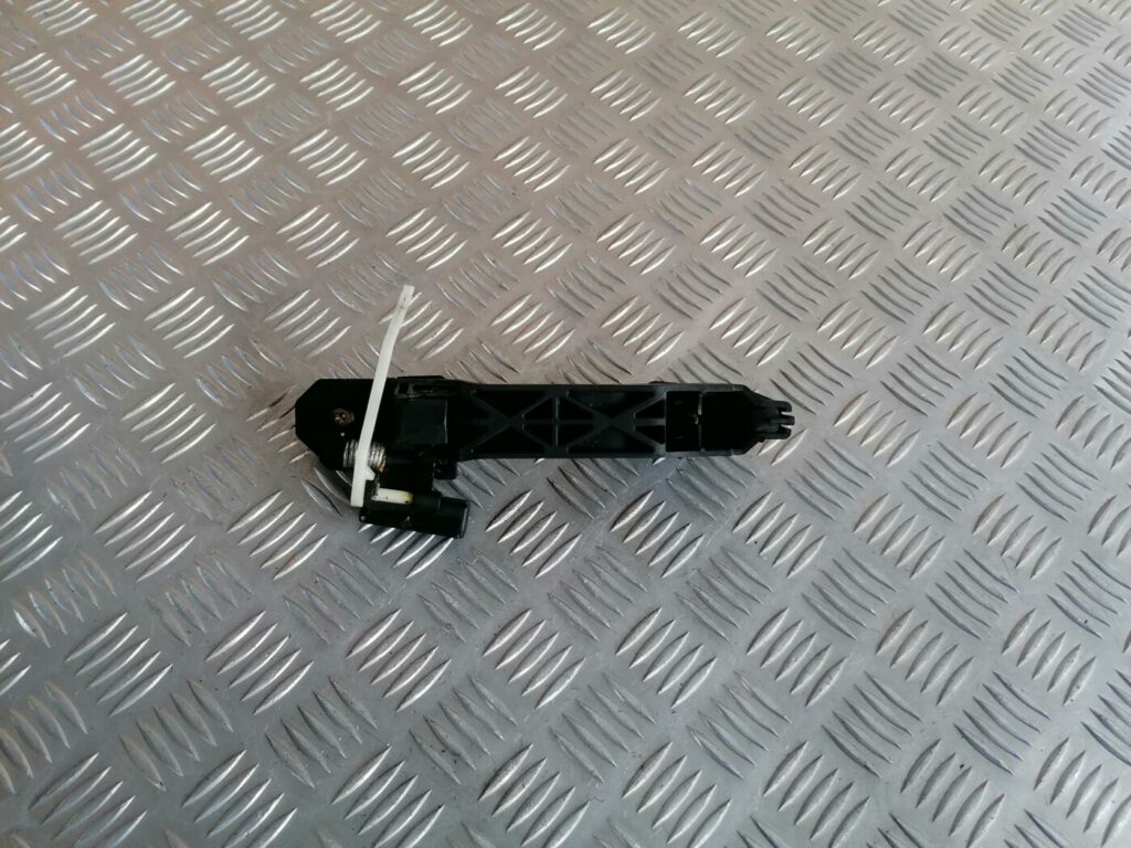 Aizmugurējāis labais durvju rokturis priekš TOYOTA AVENSIS 2007 2 Aizmugurējāis labais durvju rokturis priekš TOYOTA AVENSIS 2007