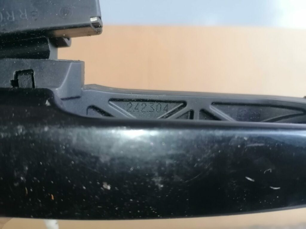 Aizmugurējāis labais durvju rokturis priekš TOYOTA AVENSIS 2007 3 Aizmugurējāis labais durvju rokturis priekš TOYOTA AVENSIS 2007