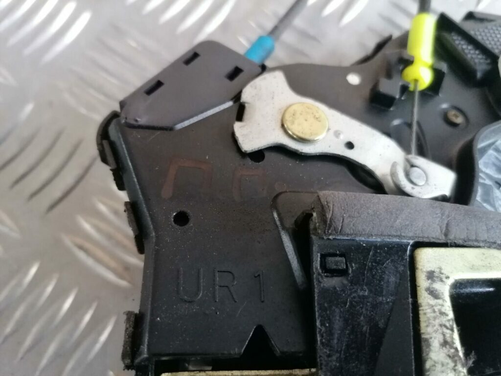 Priekšējo labo durvju slēdzene priekš TOYOTA AVENSIS 2007 3 Priekšējo labo durvju slēdzene priekš TOYOTA AVENSIS 2007