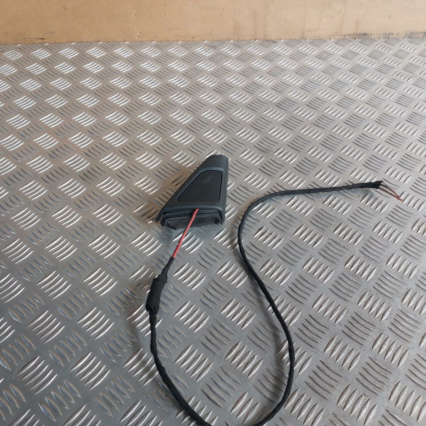 Durvju spoguļa apdares uzlika salonā (ar skaļruni) priekš BMW 520D F11 2011 TOURING 1 Durvju spoguļa apdares uzlika salonā (ar skaļruni) priekš BMW 520D F11 2011 TOURING