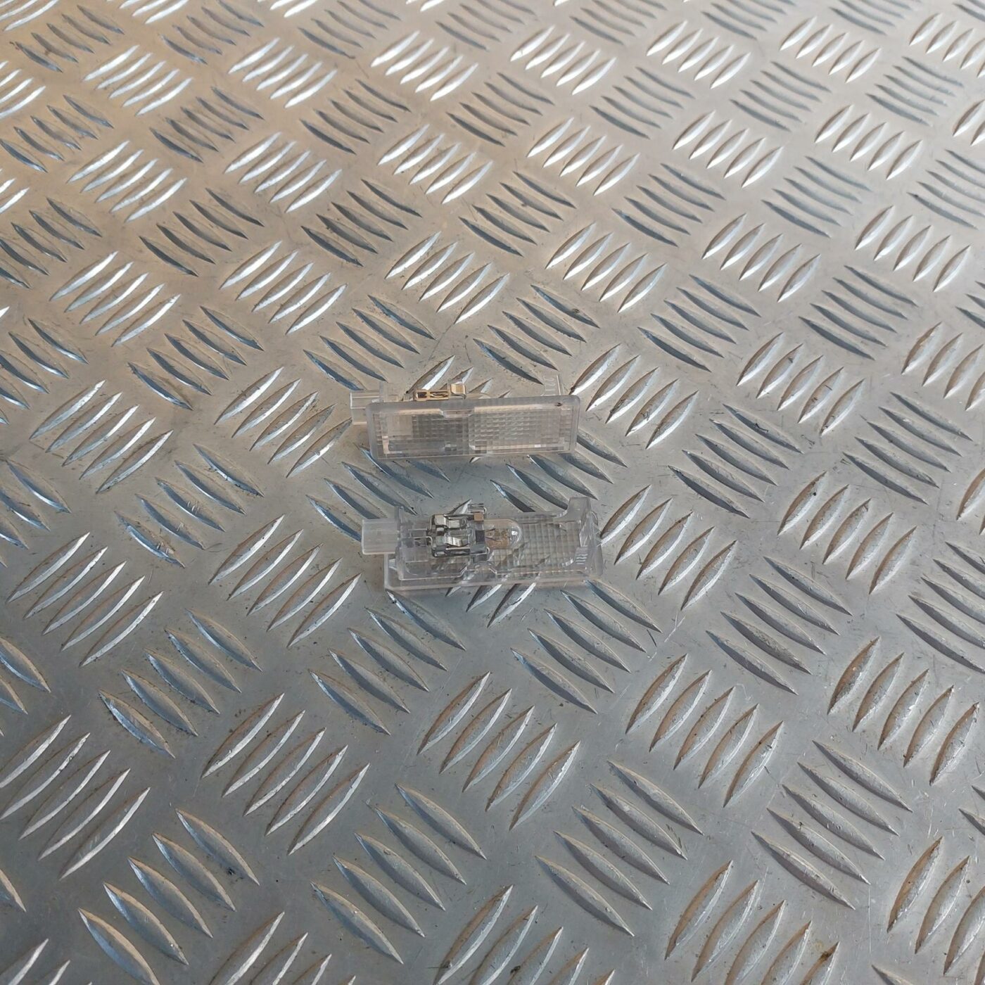 Apgaismojums durvju apdarē priekš BMW 520D F11 2011 TOURING 1 Apgaismojums durvju apdarē priekš BMW 520D F11 2011 TOURING