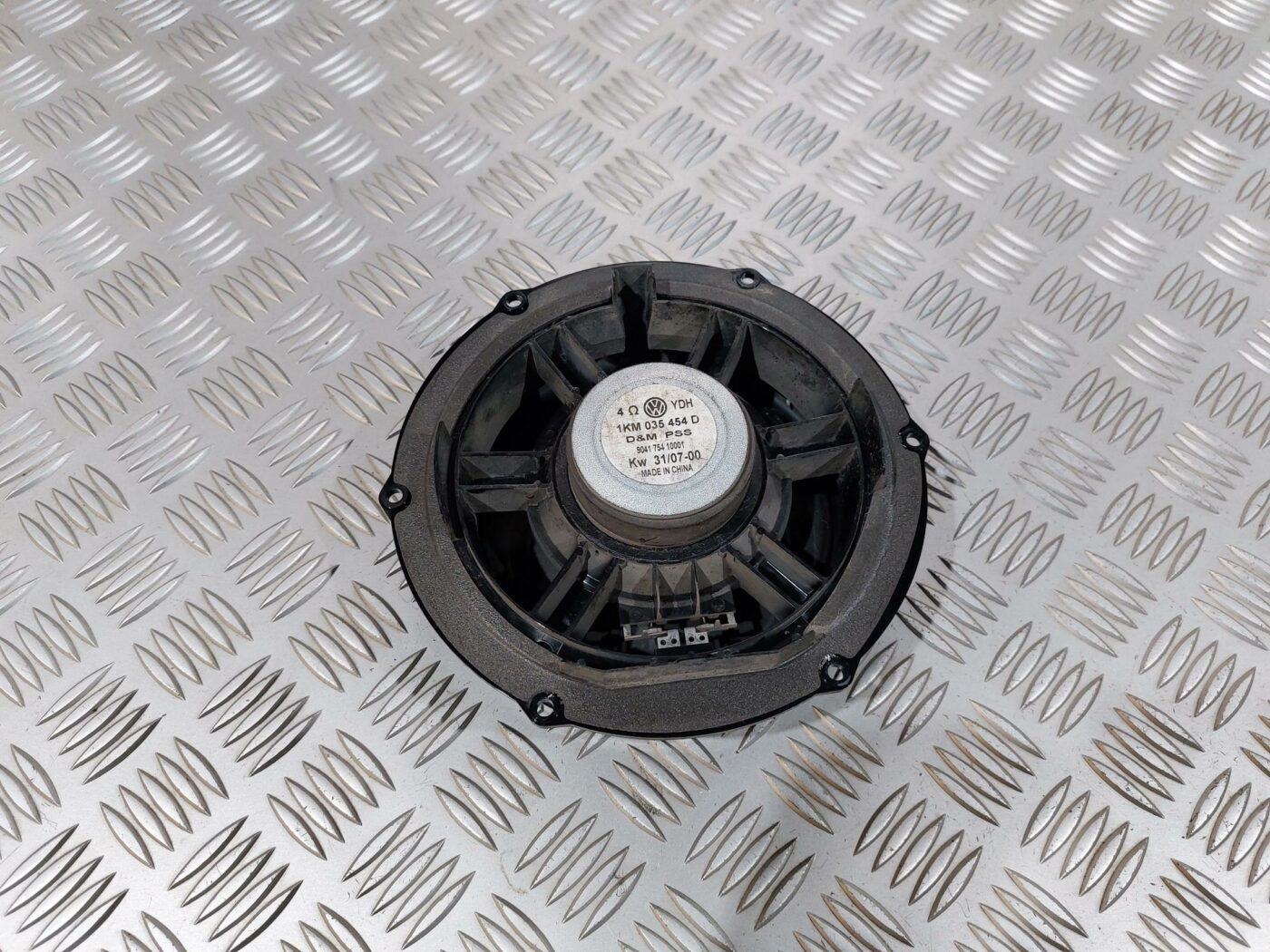 Durvju skaļrunis, apakšā priekš VW JETTA 2008 2 Durvju skaļrunis, apakšā priekš VW JETTA 2008