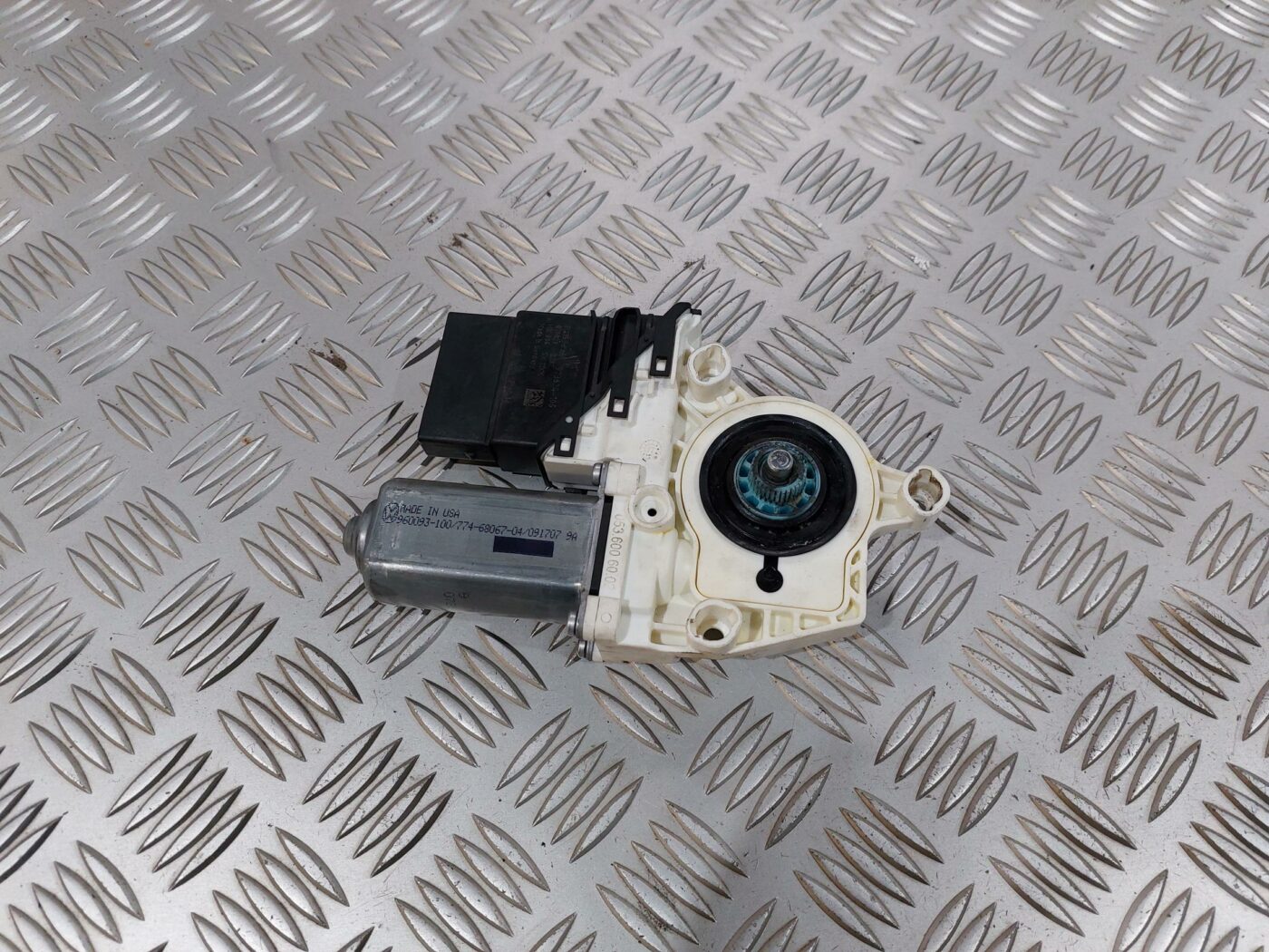 Elektrisko stiklu motors priekš VW JETTA 2008 2 Elektrisko stiklu motors priekš VW JETTA 2008