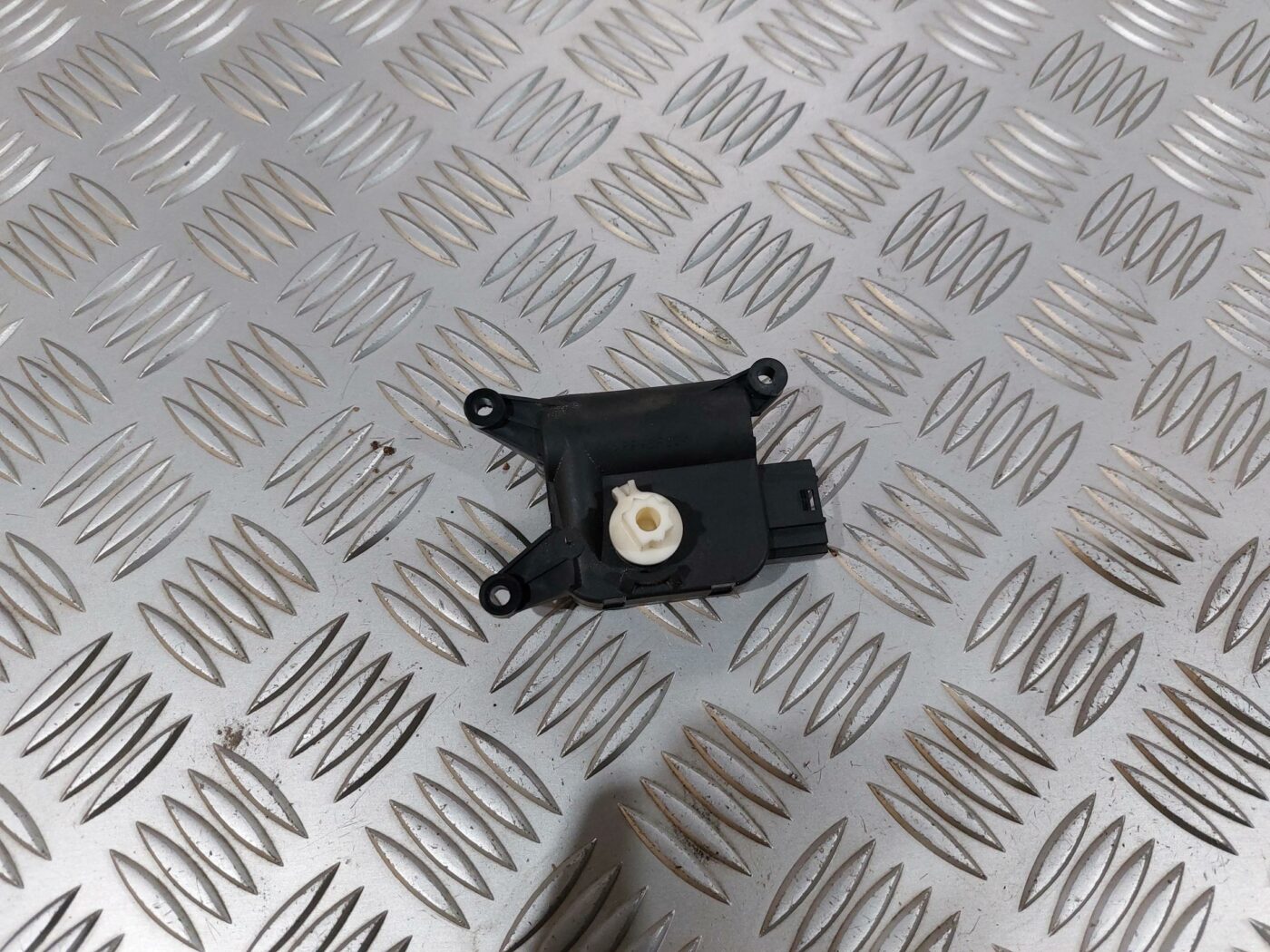 Apsildes sistēmas aktuators priekš VW JETTA 2008 2 Apsildes sistēmas aktuators priekš VW JETTA 2008