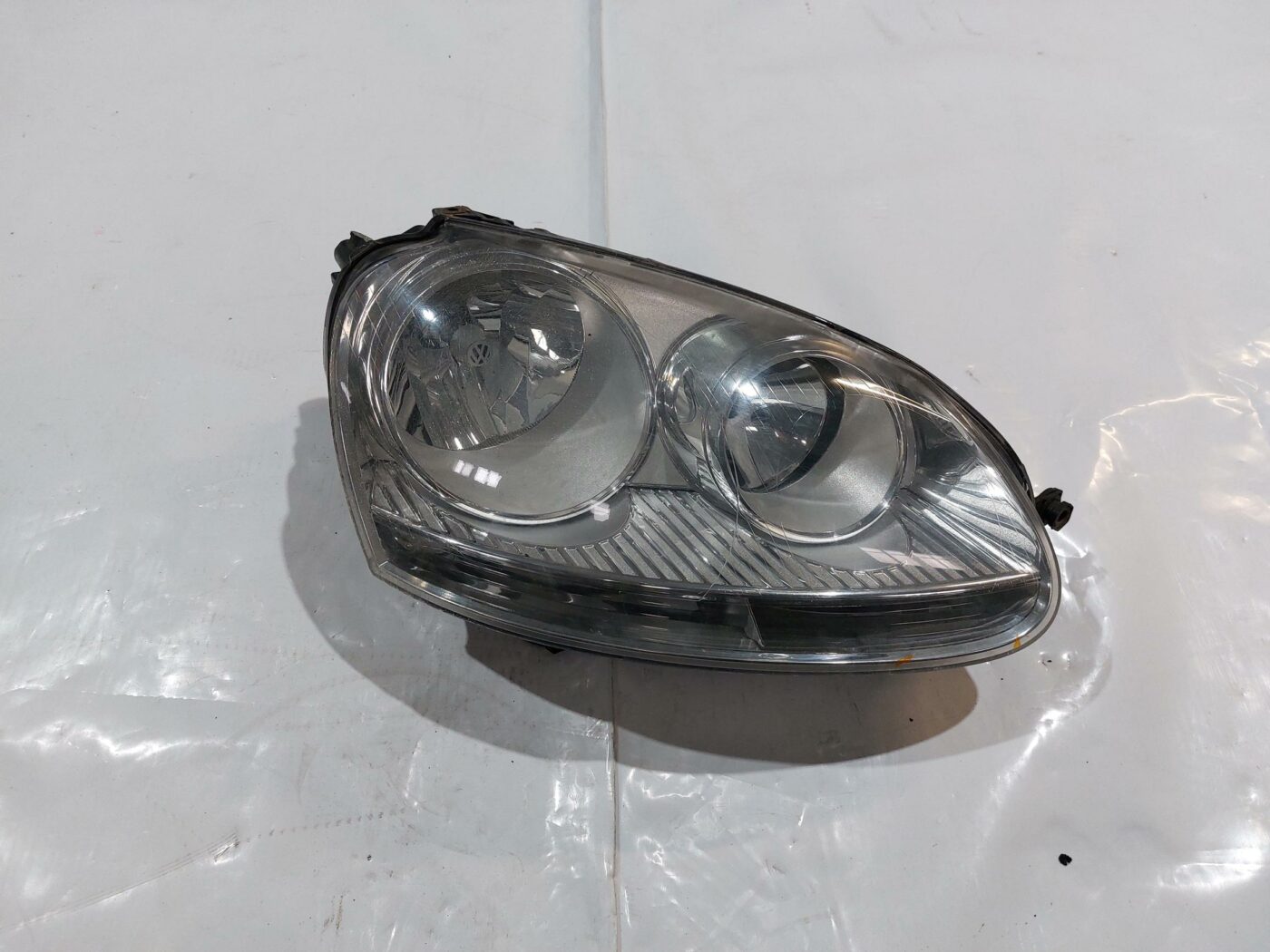 Priekšējais labais lukturis priekš VW JETTA 2008 1 Priekšējais labais lukturis priekš VW JETTA 2008