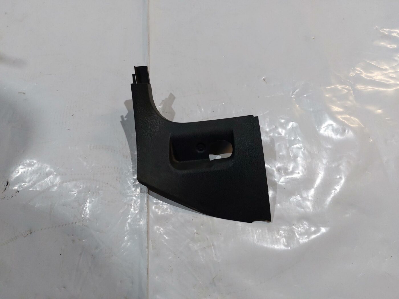 Sliekšņa priekšēja kreisa uzlika (salonā) priekš VW JETTA 2008 1 Sliekšņa priekšēja kreisa uzlika (salonā) priekš VW JETTA 2008