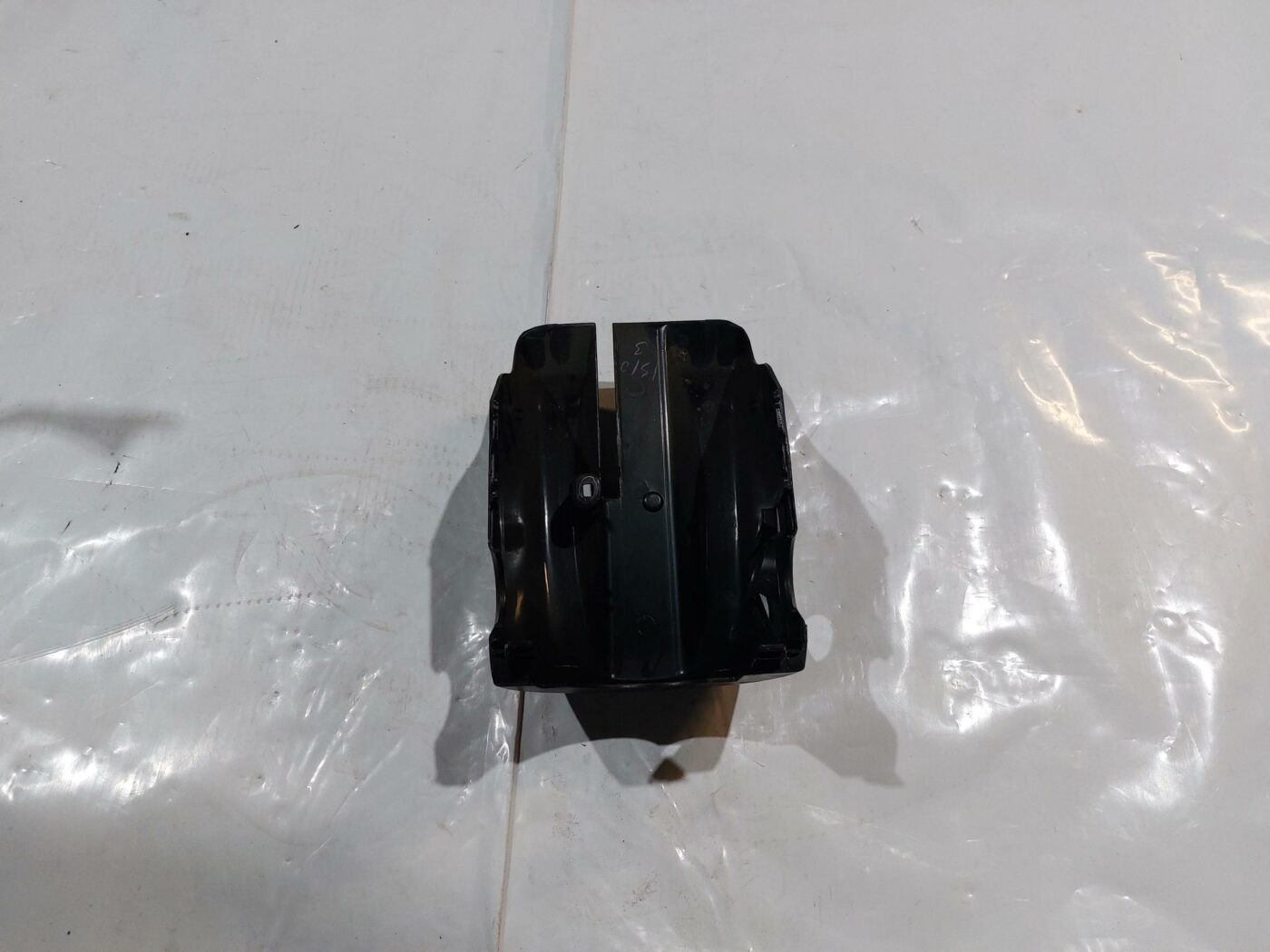 Stūres statnes putekļu aizsargs (salonā) priekš VW JETTA 2008 2 Stūres statnes putekļu aizsargs (salonā) priekš VW JETTA 2008