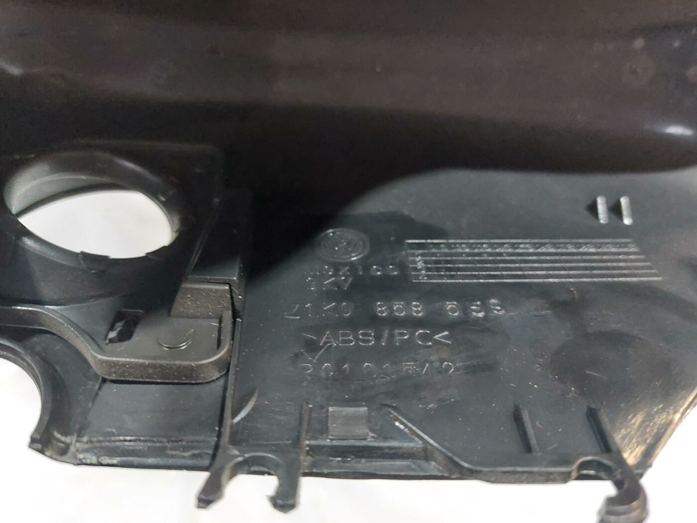 Stūres statnes putekļu aizsargs (salonā) priekš VW JETTA 2008 3 Stūres statnes putekļu aizsargs (salonā) priekš VW JETTA 2008