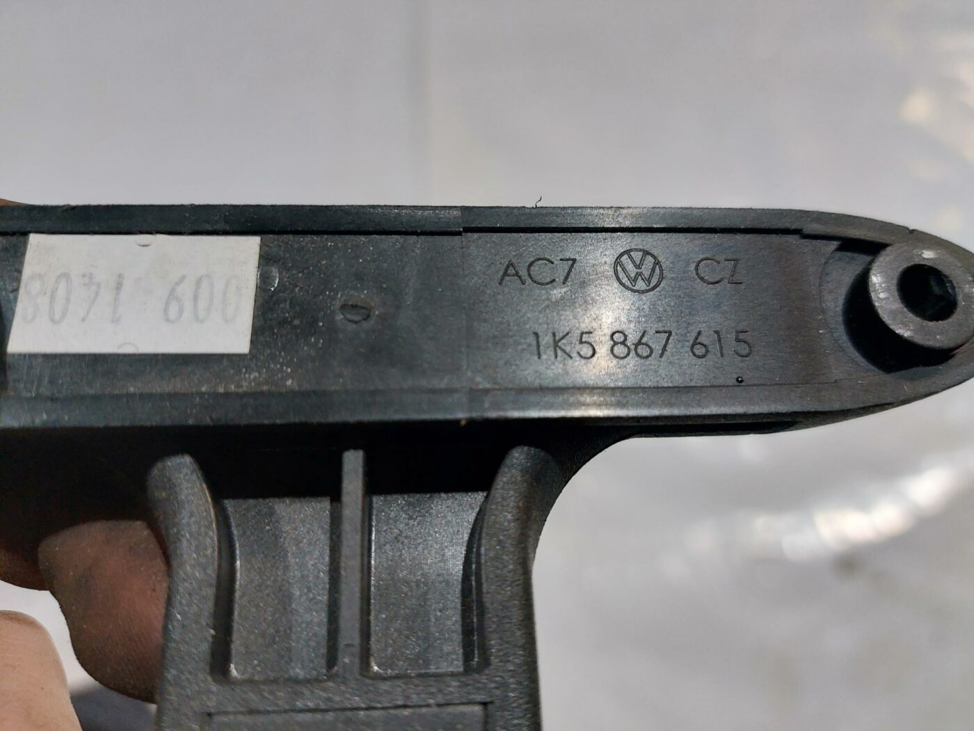 Bagāžnieka nodalījuma sānu aķis priekš VW JETTA 2008 2 Bagāžnieka nodalījuma sānu aķis priekš VW JETTA 2008