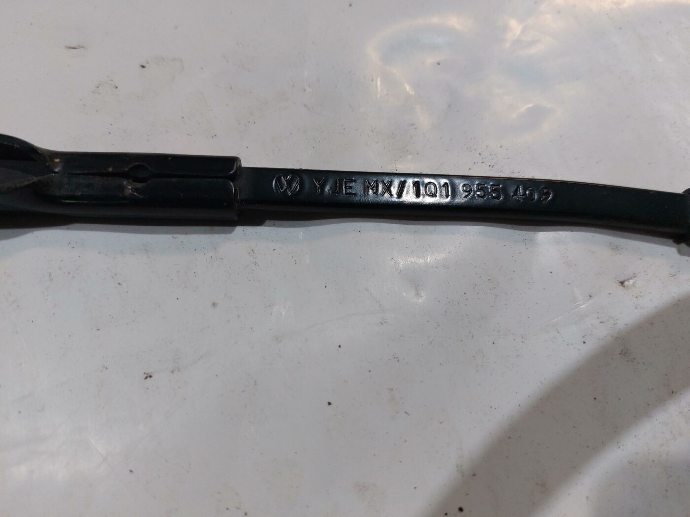 Vējstikla slotu turētāju komplekts priekš VW JETTA 2008 2 Vējstikla slotu turētāju komplekts priekš VW JETTA 2008