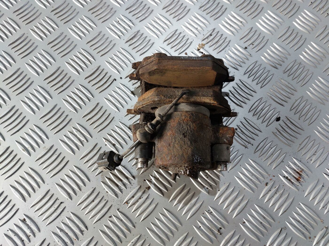 Priekšējais labais suports priekš VW JETTA 2008 2 Priekšējais labais suports priekš VW JETTA 2008