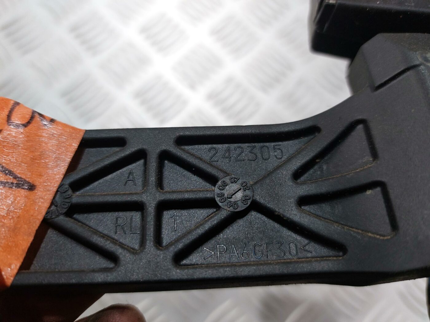 Durvju roktura iekšējais stiprinājums priekš TOYOTA COROLLA VERSO 2006 3 Durvju roktura iekšējais stiprinājums priekš TOYOTA COROLLA VERSO 2006