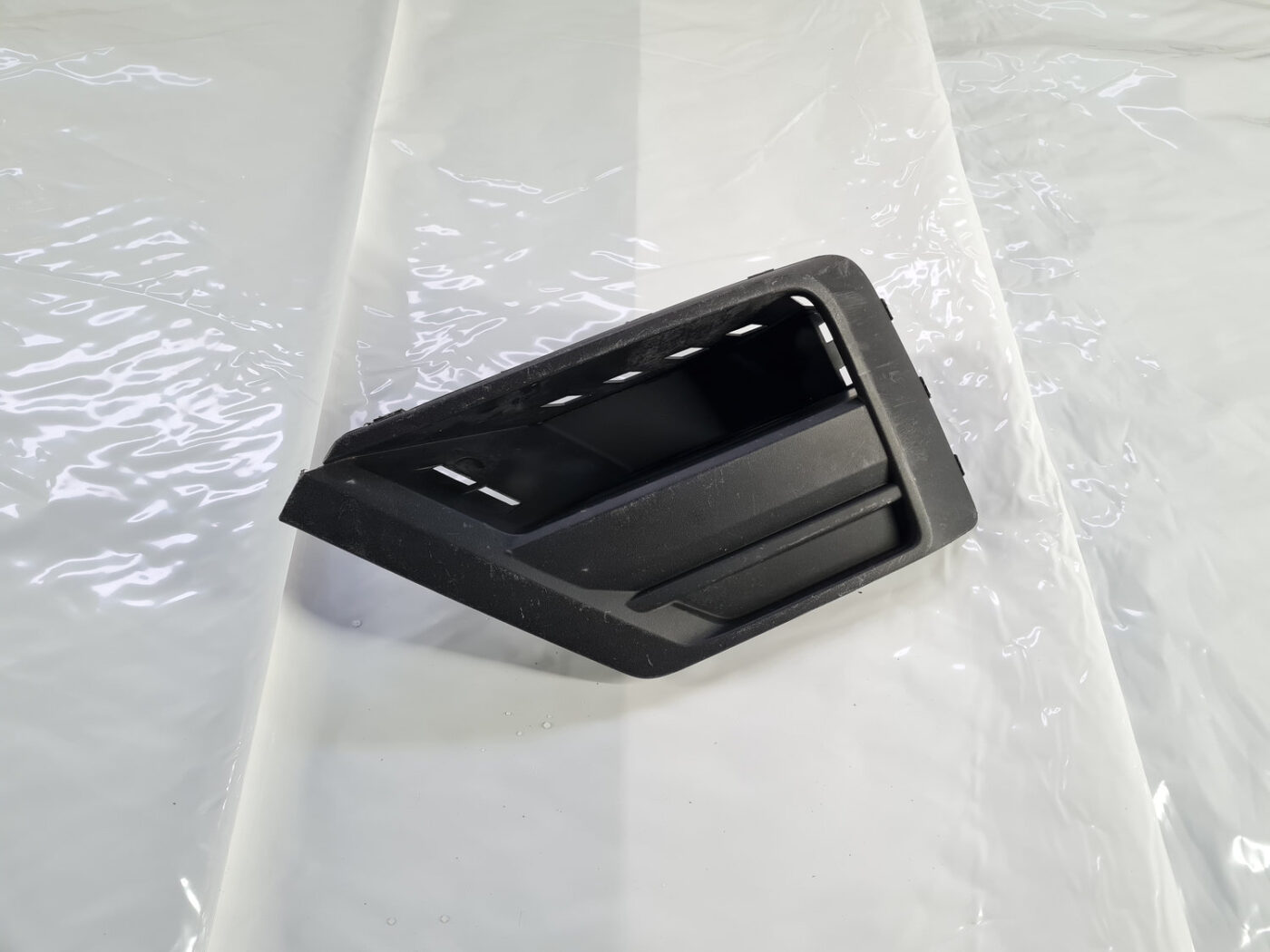 Priekšēja bufera uzlika priekš VW CRAFTER 2018 1 Priekšēja bufera uzlika priekš VW CRAFTER 2018