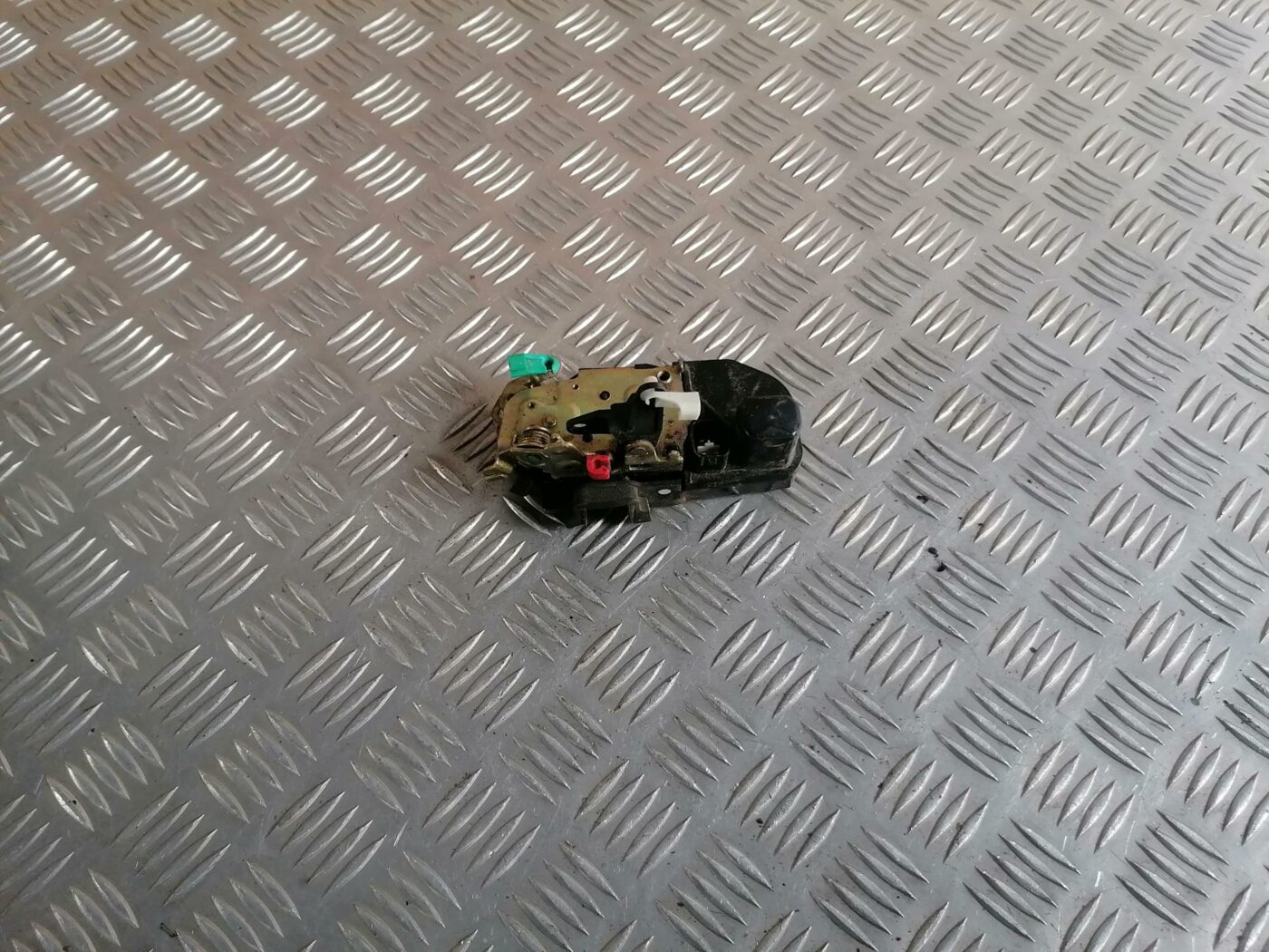 Priekšējo labo durvju slēdzene priekš CHRYSLER SEBRING 2006 1 Priekšējo labo durvju slēdzene priekš CHRYSLER SEBRING 2006