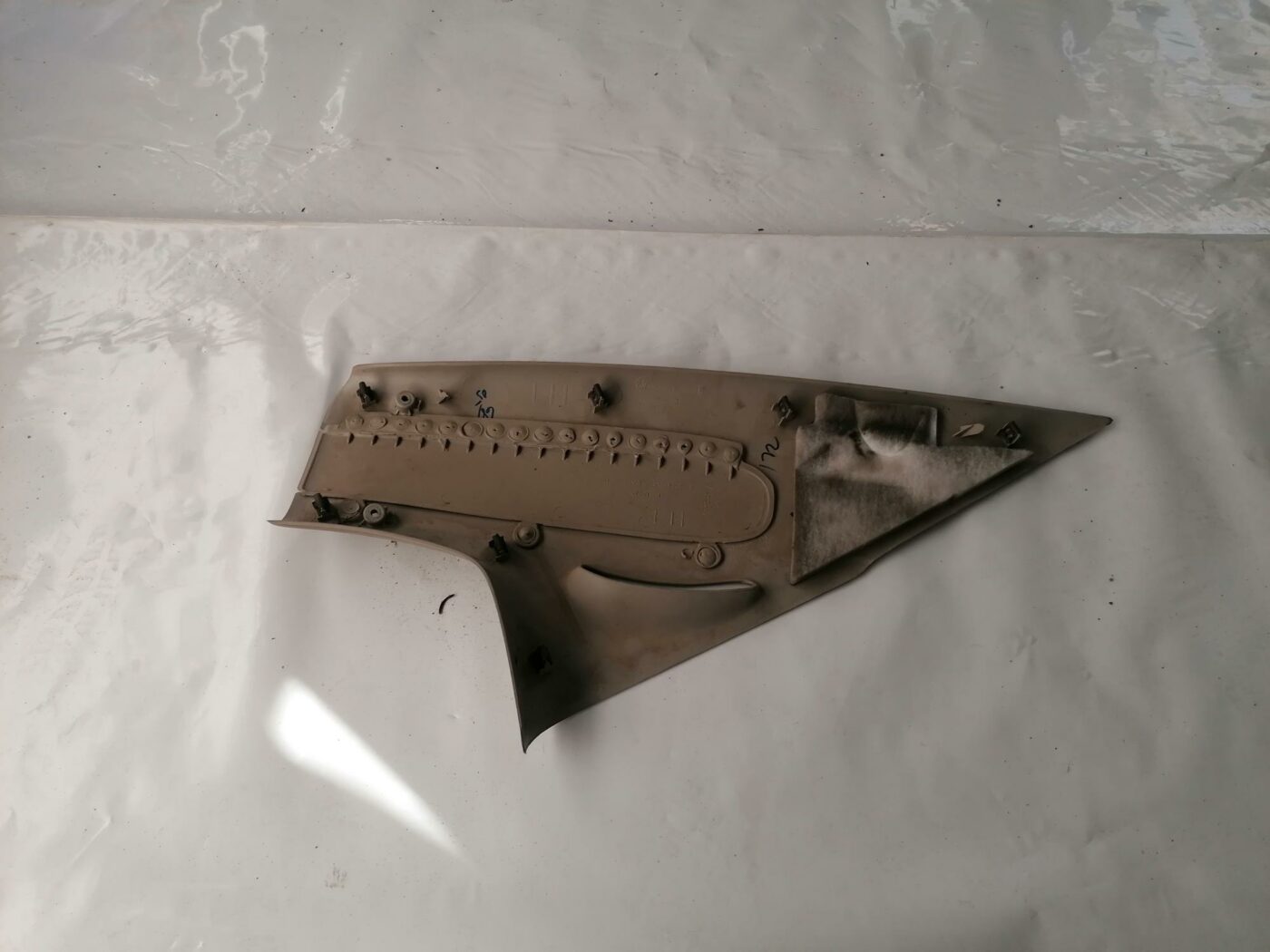 Aizmugurējas salona statnes apdare priekš CHRYSLER SEBRING 2006 2 Aizmugurējas salona statnes apdare priekš CHRYSLER SEBRING 2006