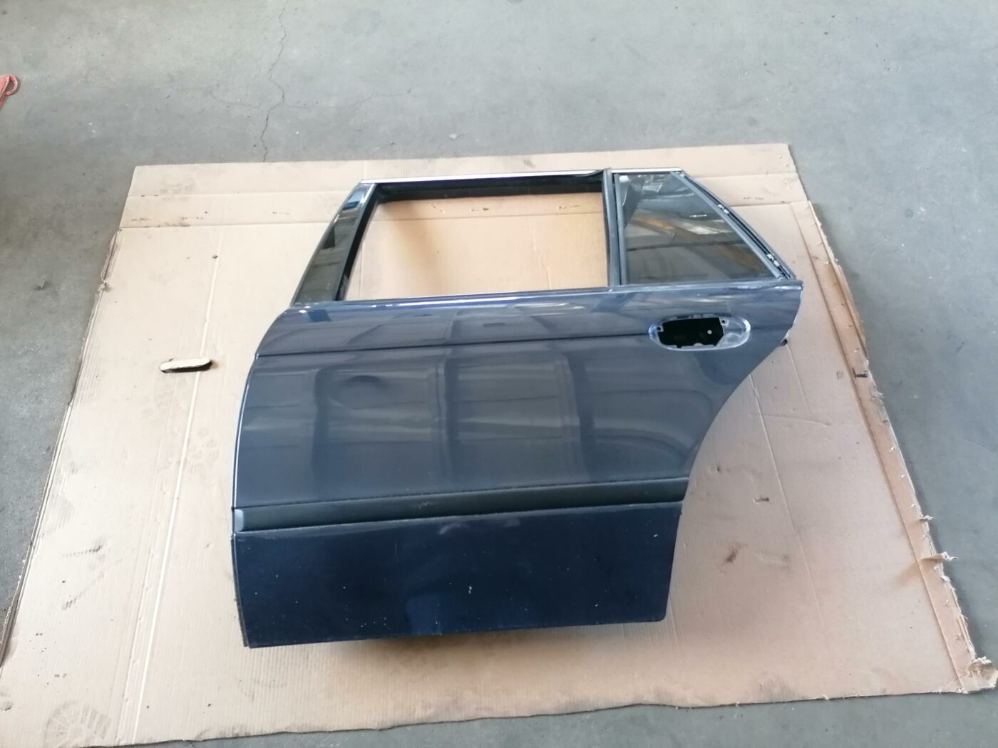 Aizmugurējās kreisās durvis priekš BMW 530D E39 2001 TOURING 1 Aizmugurējās kreisās durvis priekš BMW 530D E39 2001 TOURING