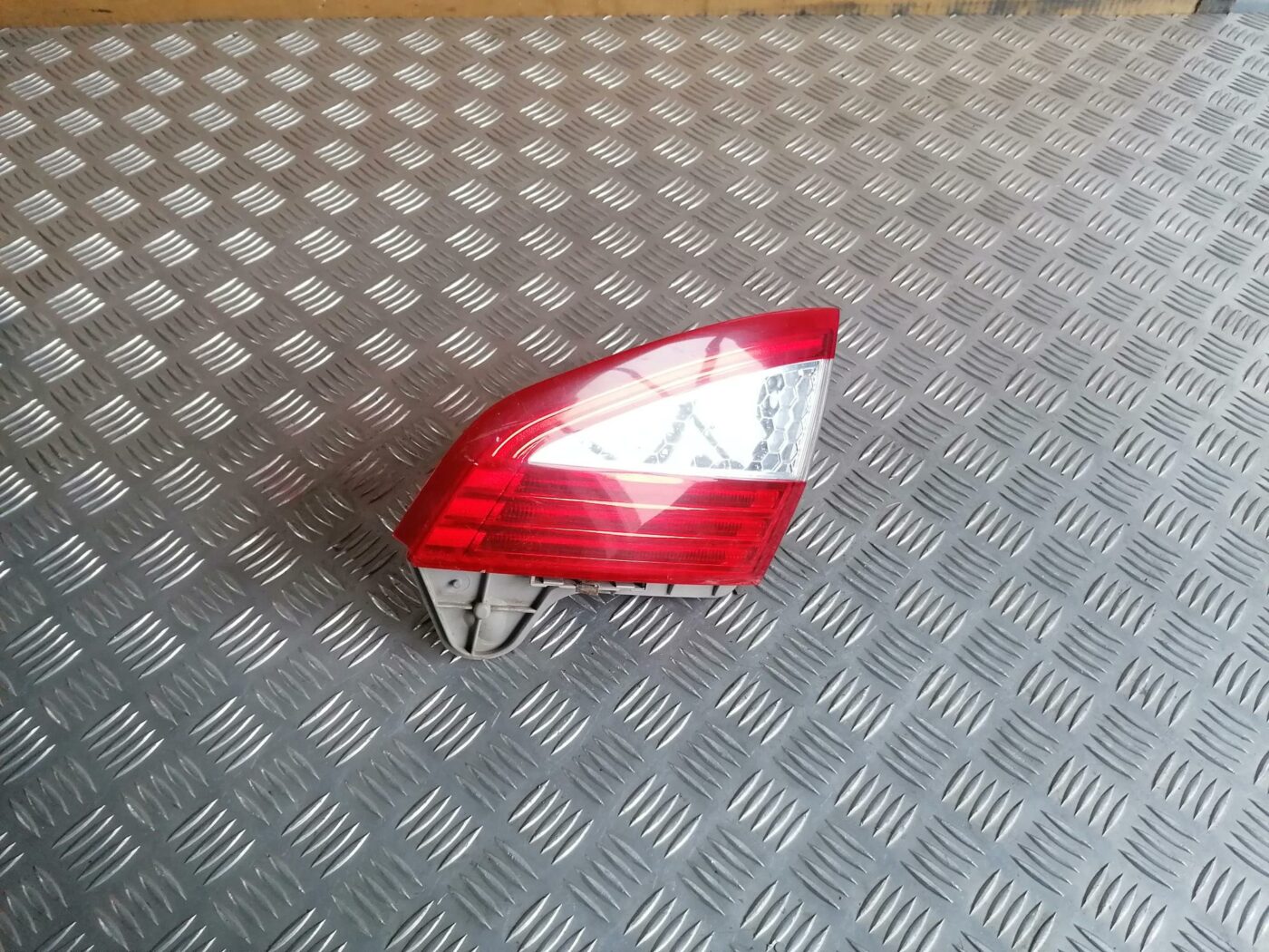 Bagāžnieka vāka labais lukturis priekš FORD MONDEO 2007 1 Bagāžnieka vāka labais lukturis priekš FORD MONDEO 2007