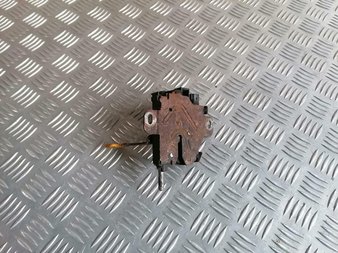 Pārsega slēdzene priekš FORD MONDEO 2007 2 Pārsega slēdzene priekš FORD MONDEO 2007