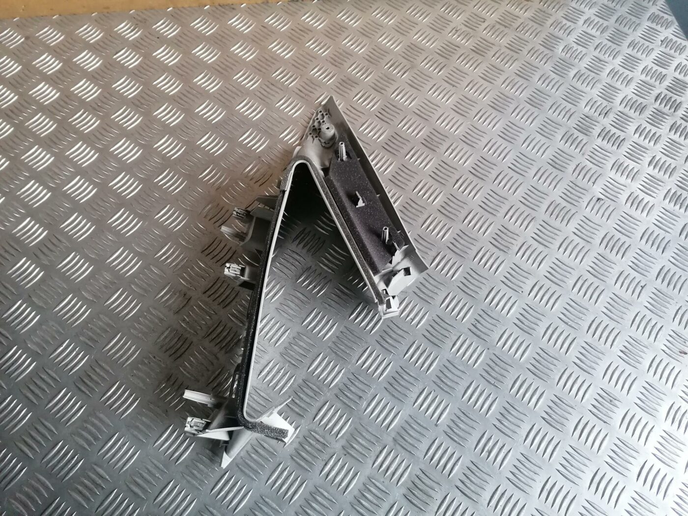 Aizmugurējas salona statnes apdare priekš FORD MONDEO 2007 2 Aizmugurējas salona statnes apdare priekš FORD MONDEO 2007