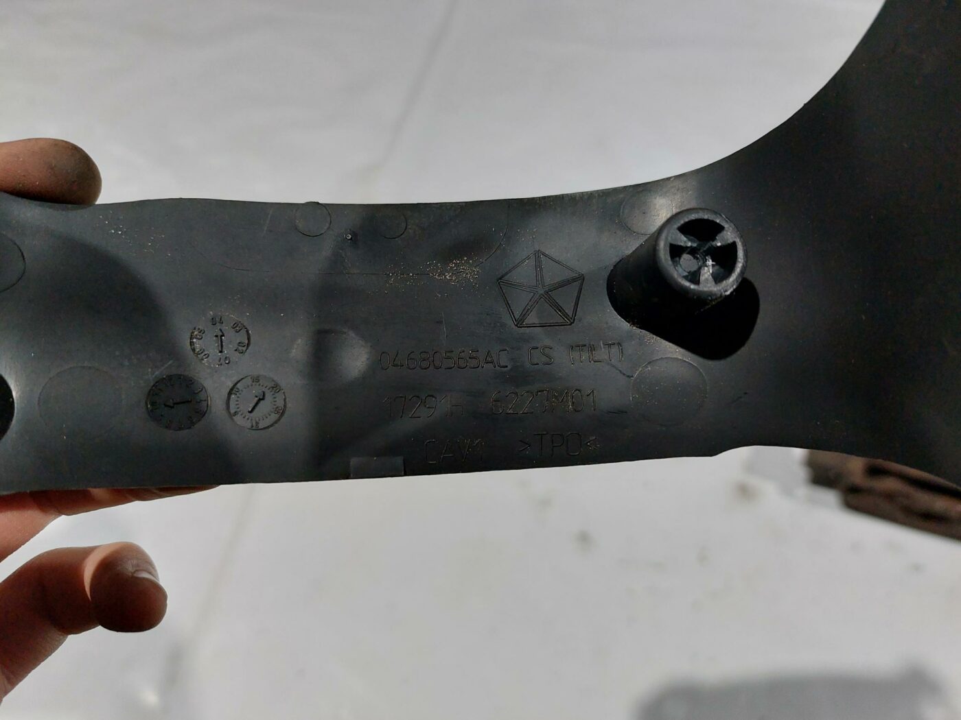 Stūres statnes putekļu aizsargs (salonā) priekš CHRYSLER VOYAGER 2006 3 Stūres statnes putekļu aizsargs (salonā) priekš CHRYSLER VOYAGER 2006