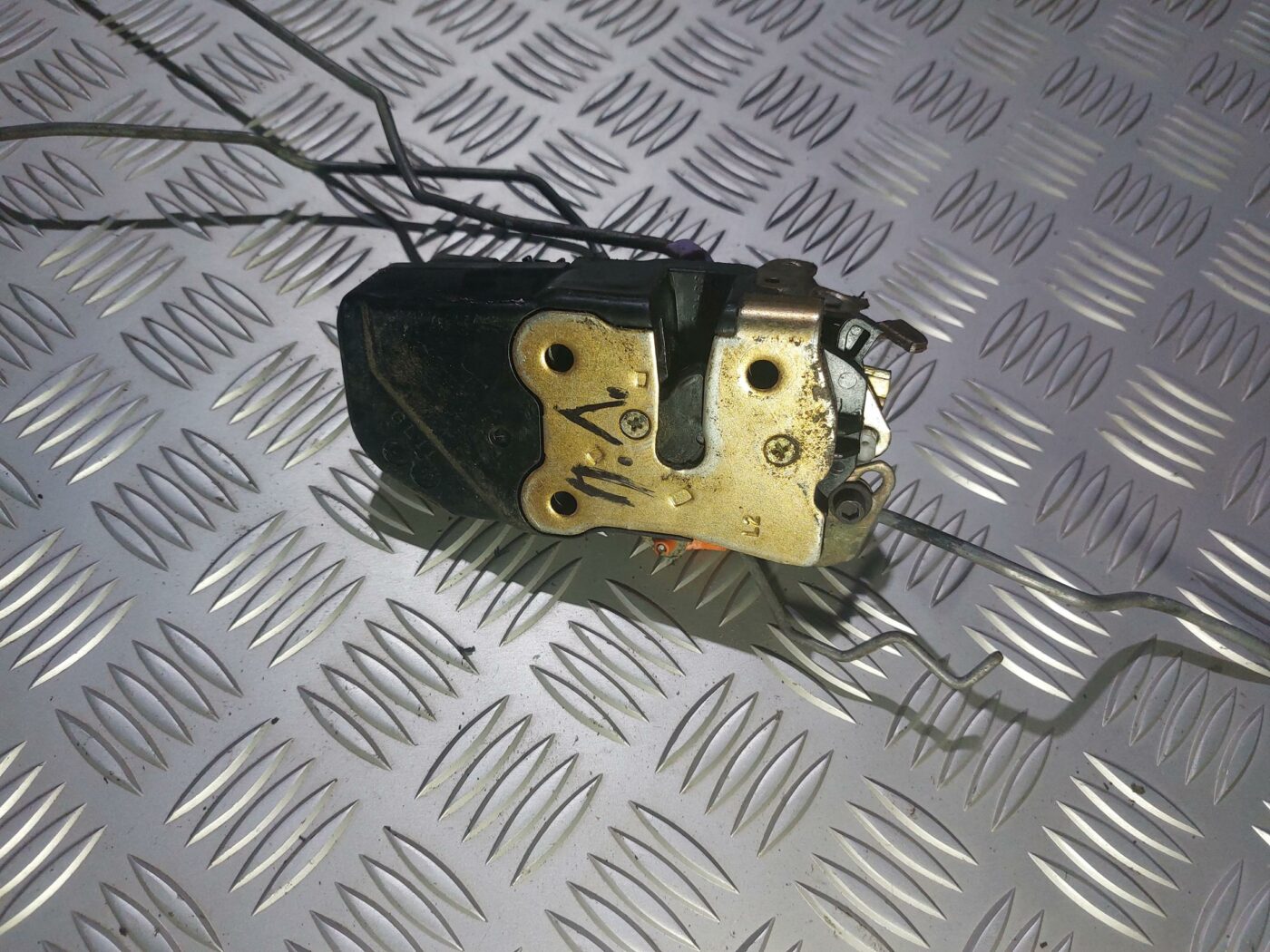 Priekšējo kreiso durvju slēdzene priekš CHRYSLER VOYAGER 2006 2 Priekšējo kreiso durvju slēdzene priekš CHRYSLER VOYAGER 2006