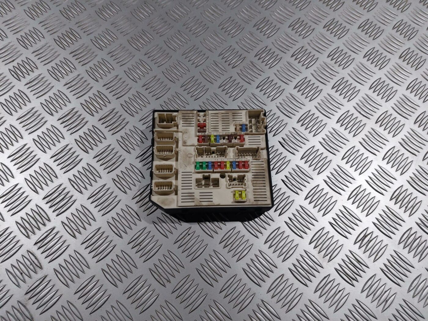 Drošinātāju bloks priekš RENAULT LAGUNA 2011 1 Drošinātāju bloks priekš RENAULT LAGUNA 2011