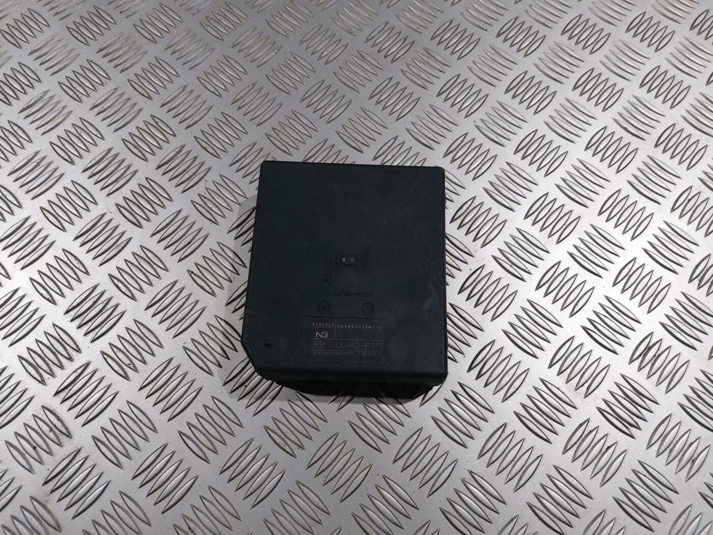 Drošinātāju bloks priekš RENAULT LAGUNA 2011 2 Drošinātāju bloks priekš RENAULT LAGUNA 2011