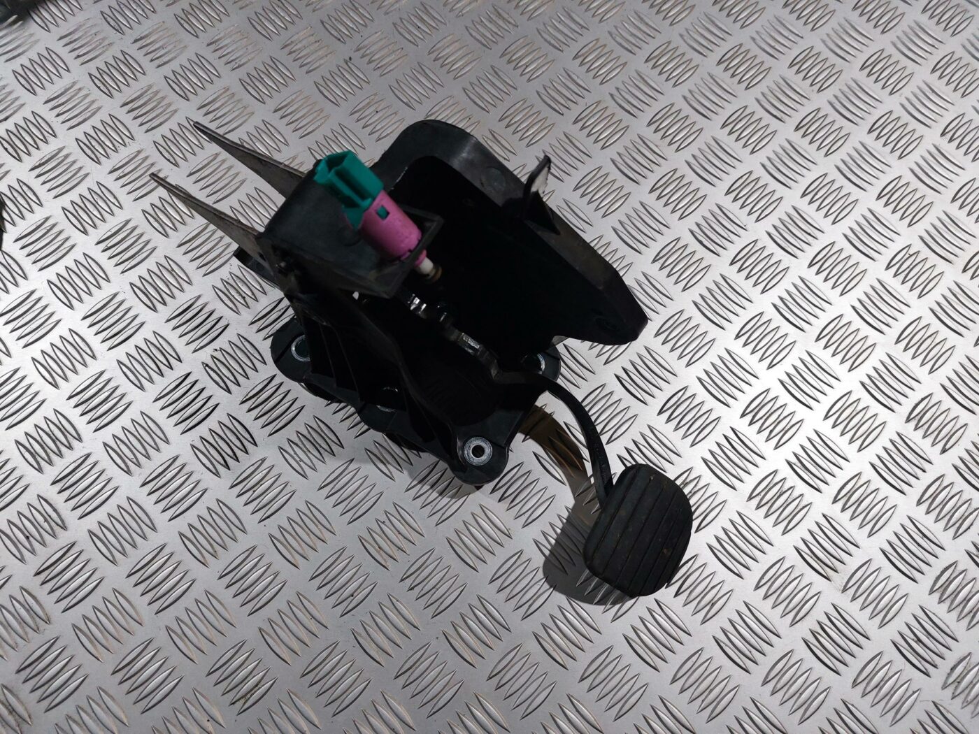 Bremžu pedālis priekš RENAULT LAGUNA 2011 1 Bremžu pedālis priekš RENAULT LAGUNA 2011