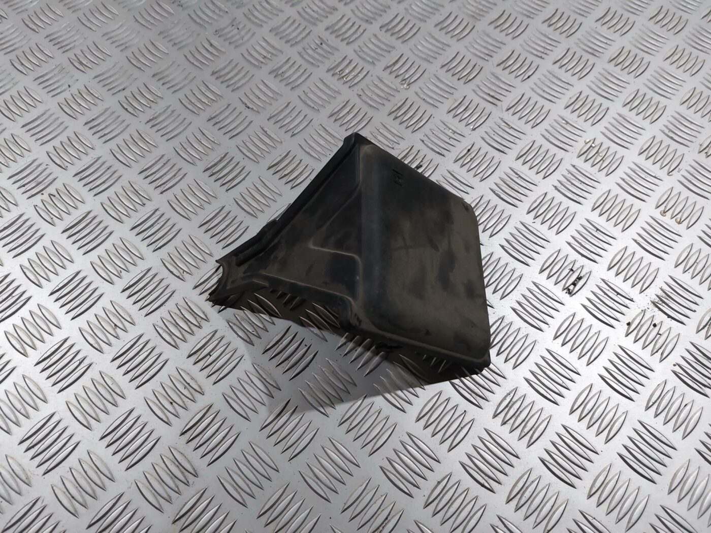 Drošinātāju kārbas korpusa vāks priekš RENAULT LAGUNA 2011 1 Drošinātāju kārbas korpusa vāks priekš RENAULT LAGUNA 2011