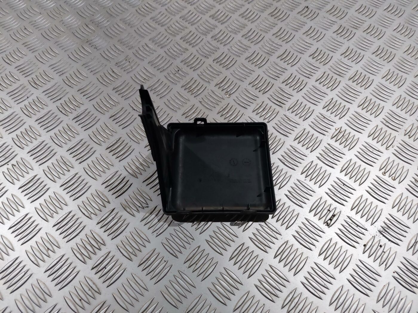 Drošinātāju kārbas korpusa vāks priekš RENAULT LAGUNA 2011 2 Drošinātāju kārbas korpusa vāks priekš RENAULT LAGUNA 2011