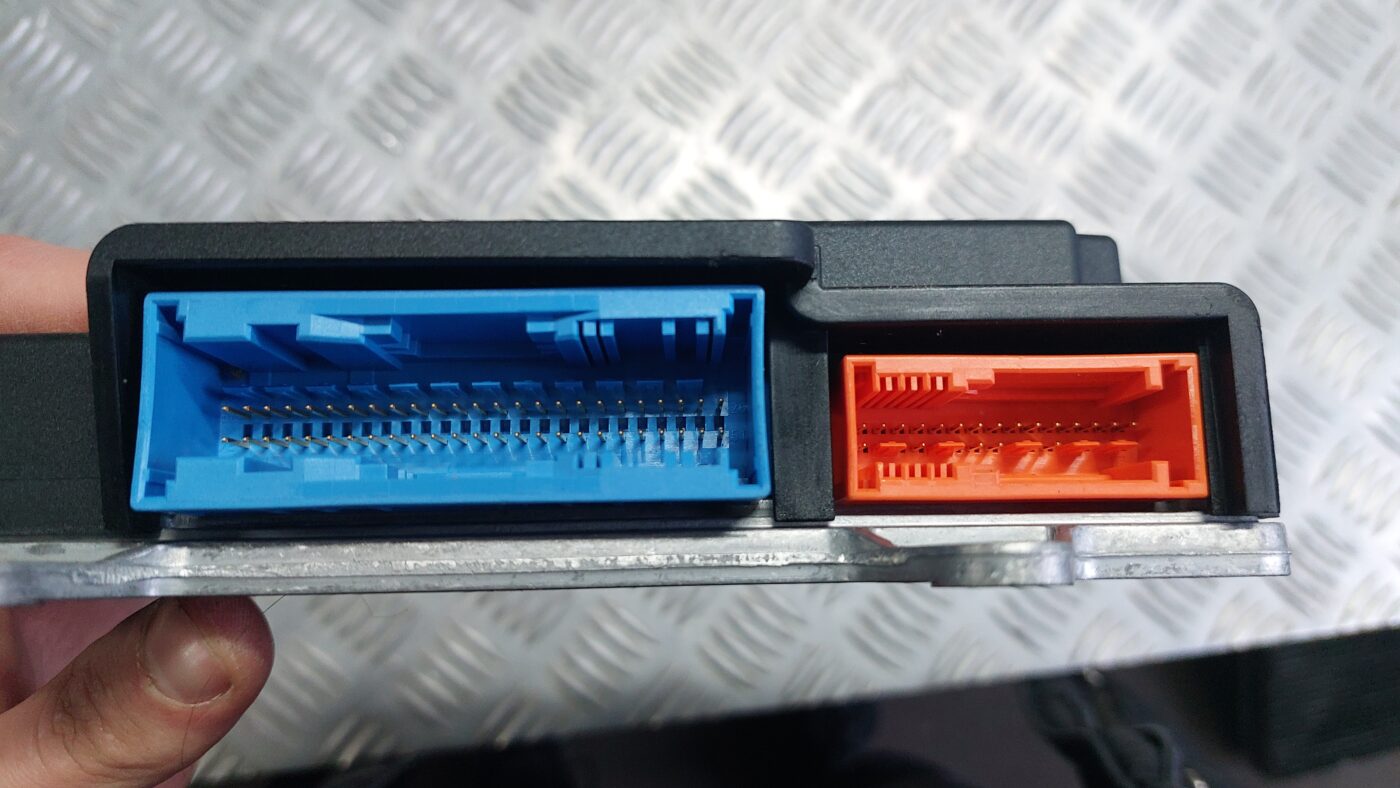 Drošības spilvena vadības bloks priekš VOLVO S40 2004 Black 3 Drošības spilvena vadības bloks priekš VOLVO S40 2004 Black