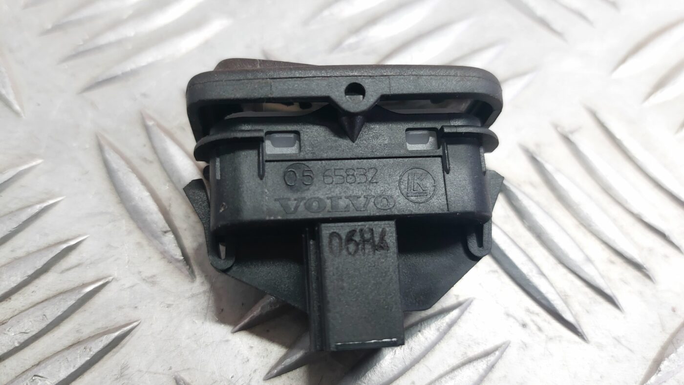 Atvēršanas/aizvēršanas poga priekš VOLVO S40 2004 Black 4 Atvēršanas/aizvēršanas poga priekš VOLVO S40 2004 Black