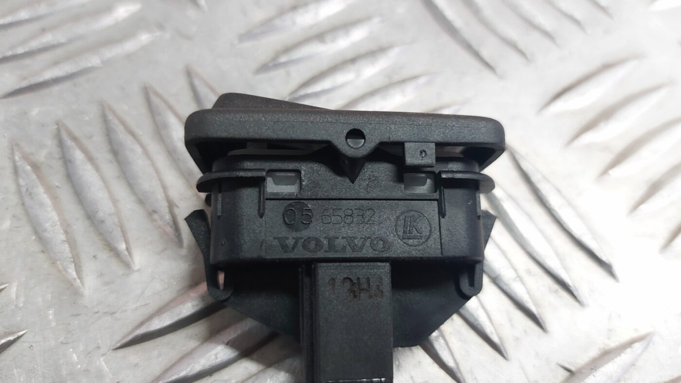 Atvēršanas/aizvēršanas poga priekš VOLVO S40 2004 Black 4 Atvēršanas/aizvēršanas poga priekš VOLVO S40 2004 Black