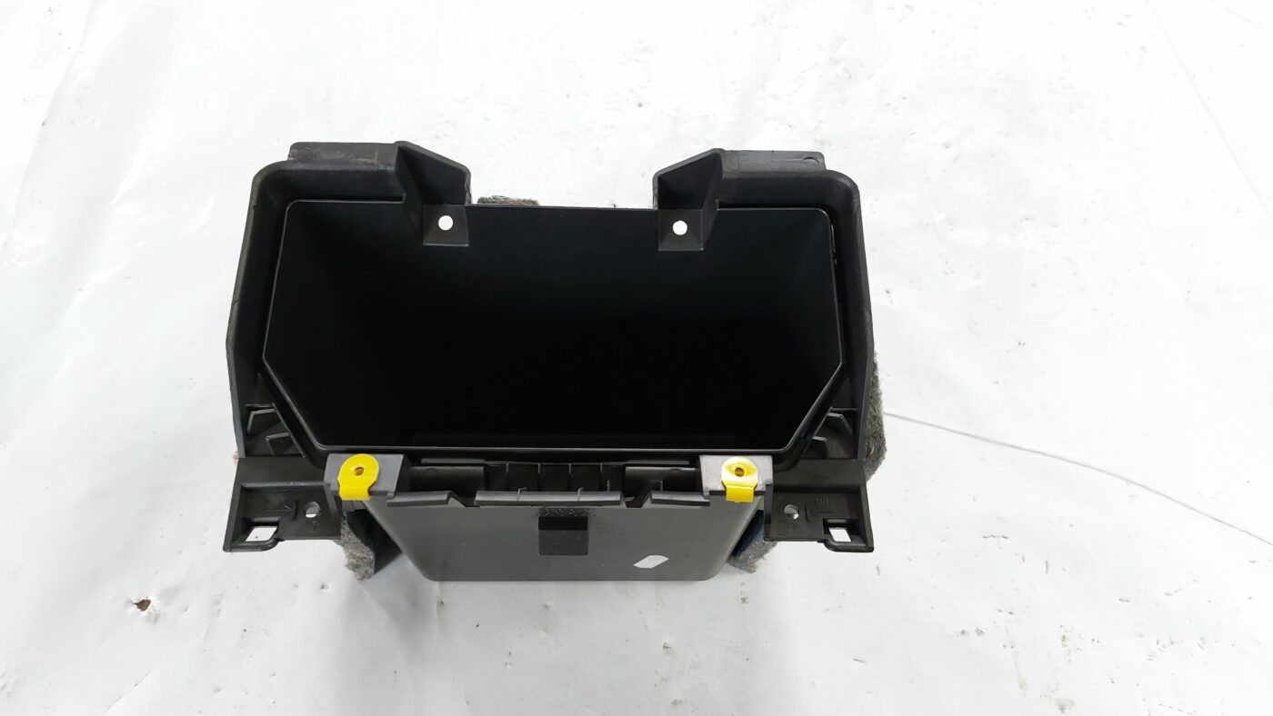 Mantu glabāšanas nodalījums pasažiera pusē priekš VOLVO S40 2004 Black 2 Mantu glabāšanas nodalījums pasažiera pusē priekš VOLVO S40 2004 Black