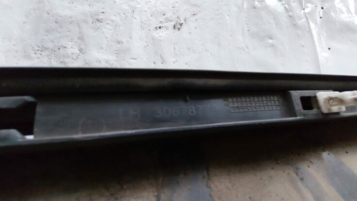 Ārēja sliekšņa kreisa uzlika priekš VOLVO S40 2004 Black