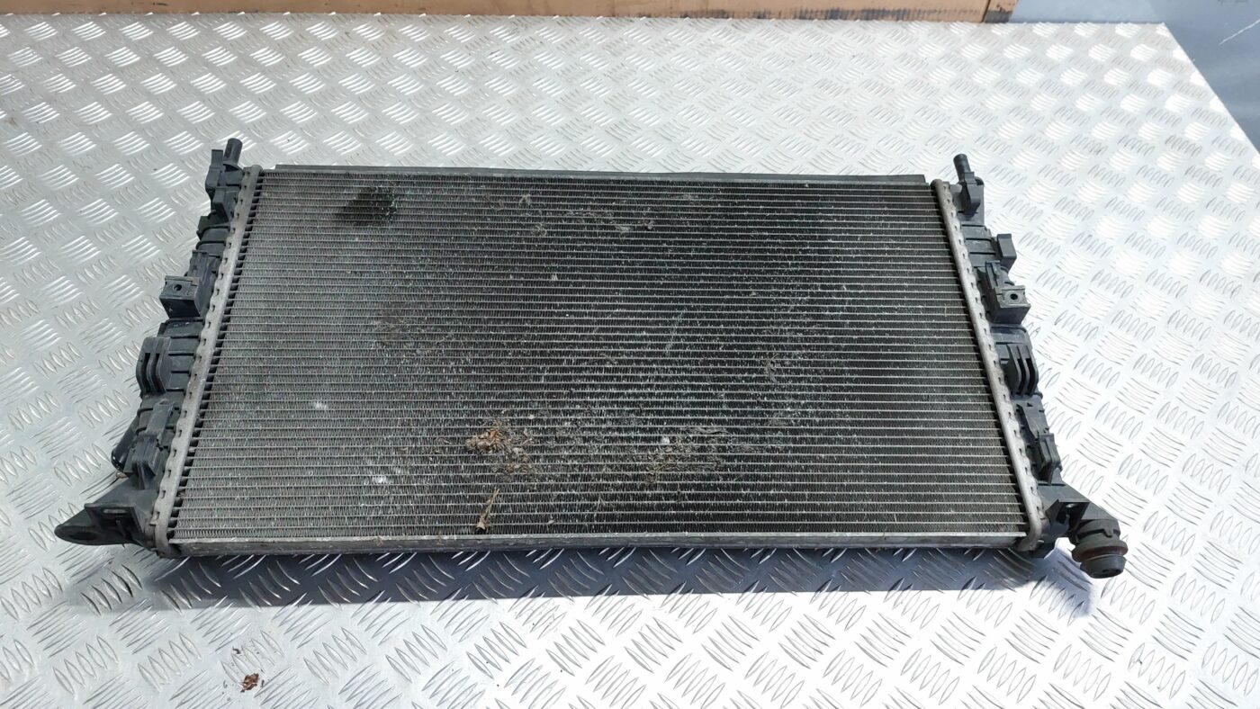 Dzesēšanas radiators priekš VOLVO S40 2004 Black 1 Dzesēšanas radiators priekš VOLVO S40 2004 Black