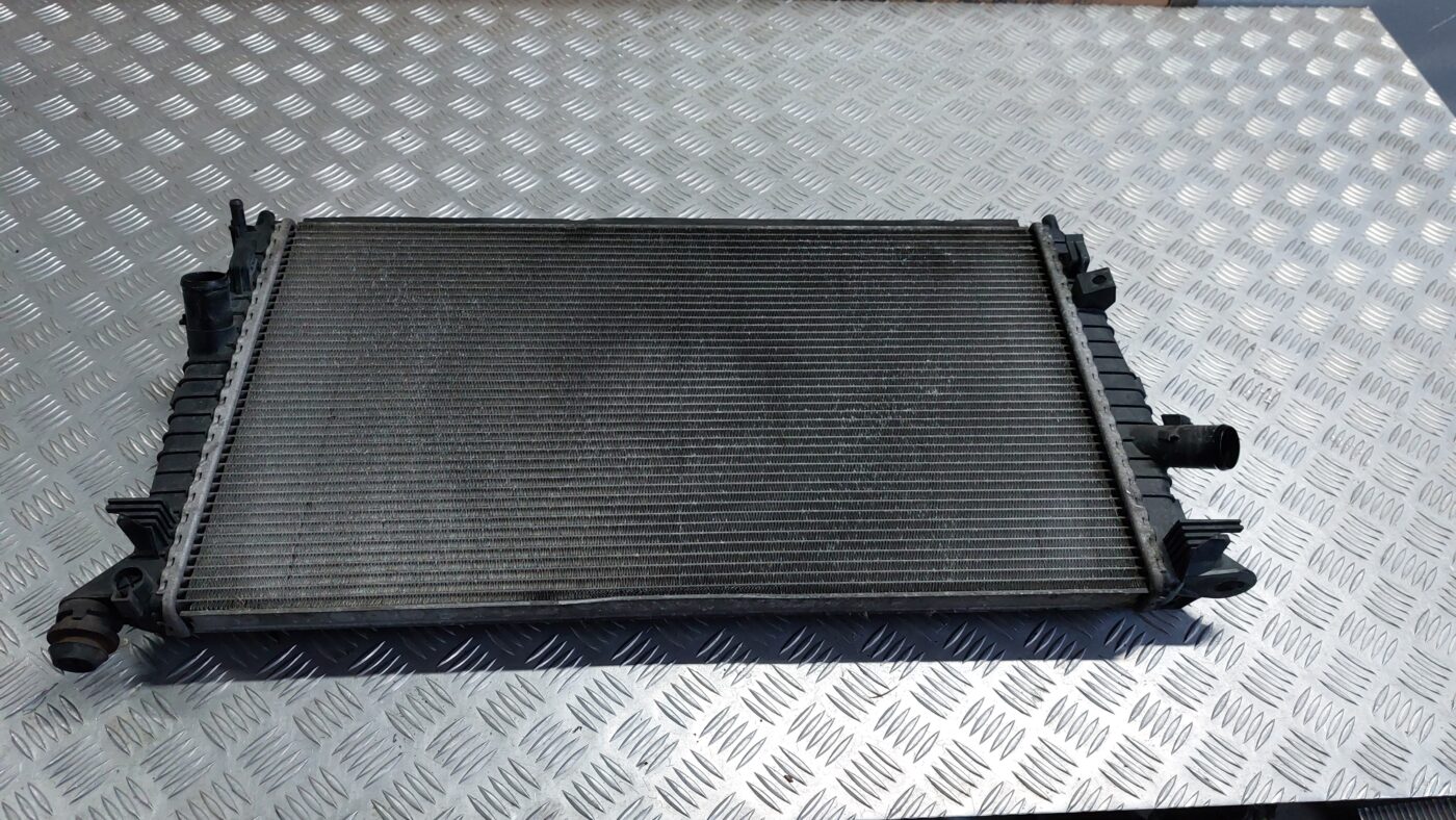 Dzesēšanas radiators priekš VOLVO S40 2004 Black 2 Dzesēšanas radiators priekš VOLVO S40 2004 Black