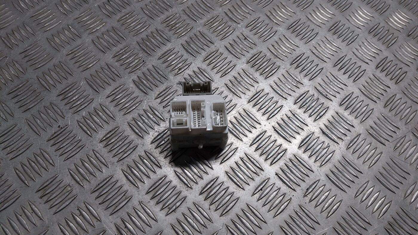 Drošinātāju bloks priekš MITSUBISHI COLT 2007 1 Drošinātāju bloks priekš MITSUBISHI COLT 2007