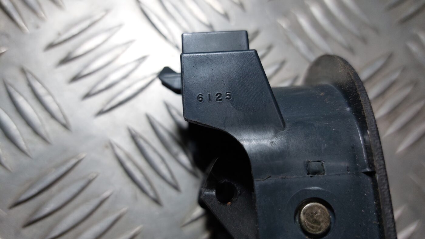 Priekšējāis labais durvju rokturis priekš MITSUBISHI COLT 2007 3 Priekšējāis labais durvju rokturis priekš MITSUBISHI COLT 2007