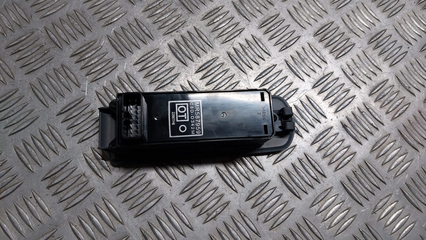 Šofera durvju slēdža pogas priekš MITSUBISHI COLT 2007 2 Šofera durvju slēdža pogas priekš MITSUBISHI COLT 2007