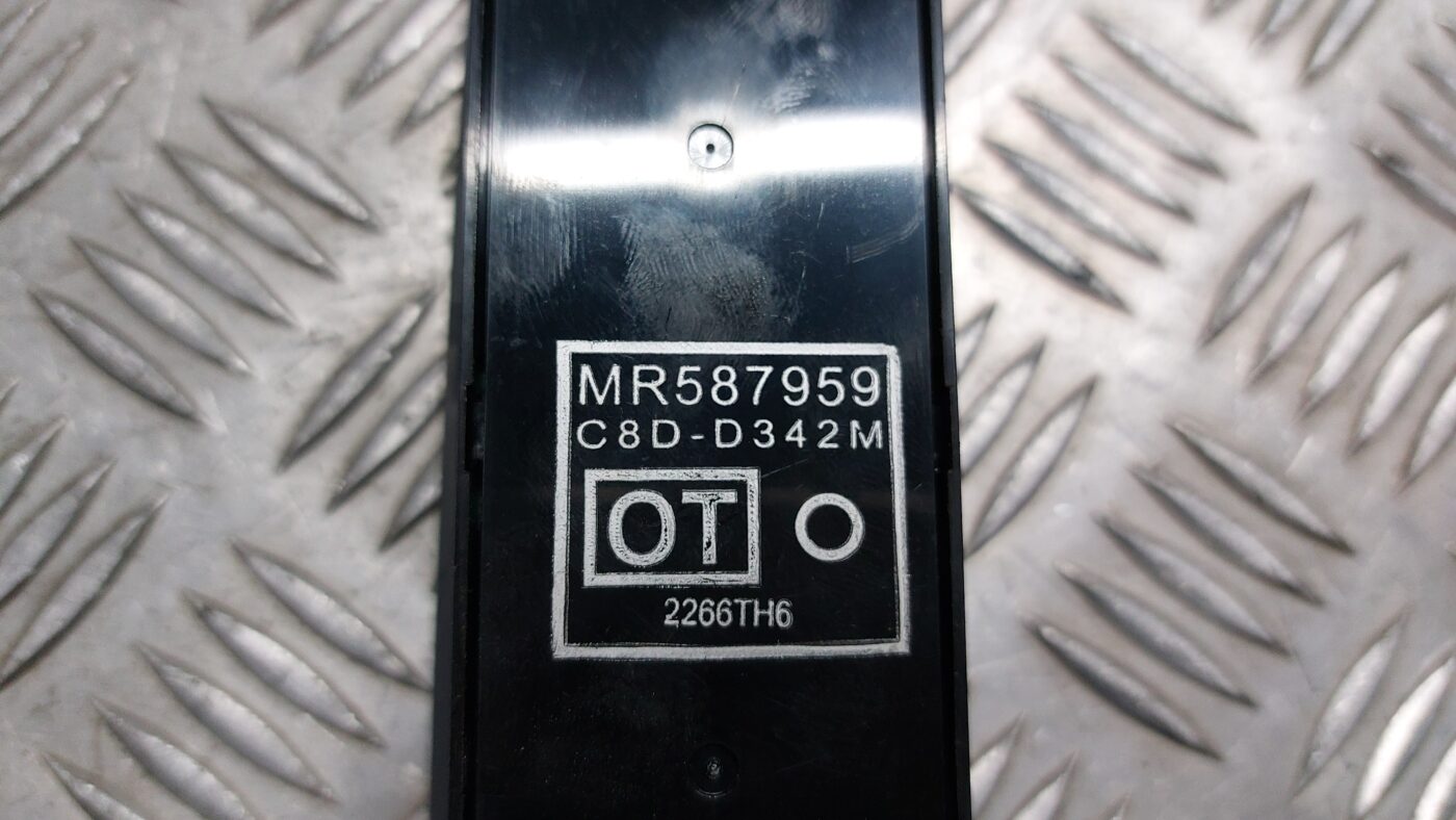 Šofera durvju slēdža pogas priekš MITSUBISHI COLT 2007 4 Šofera durvju slēdža pogas priekš MITSUBISHI COLT 2007