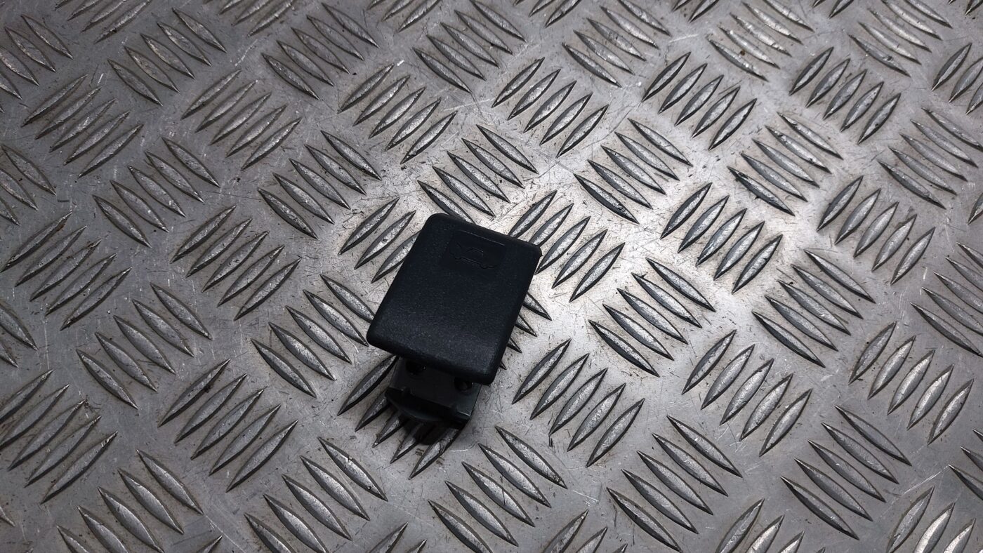 Pārsega atveršanas rokturis salonā priekš MITSUBISHI COLT 2007 1 Pārsega atveršanas rokturis salonā priekš MITSUBISHI COLT 2007