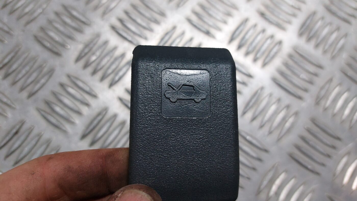 Pārsega atveršanas rokturis salonā priekš MITSUBISHI COLT 2007 2 Pārsega atveršanas rokturis salonā priekš MITSUBISHI COLT 2007