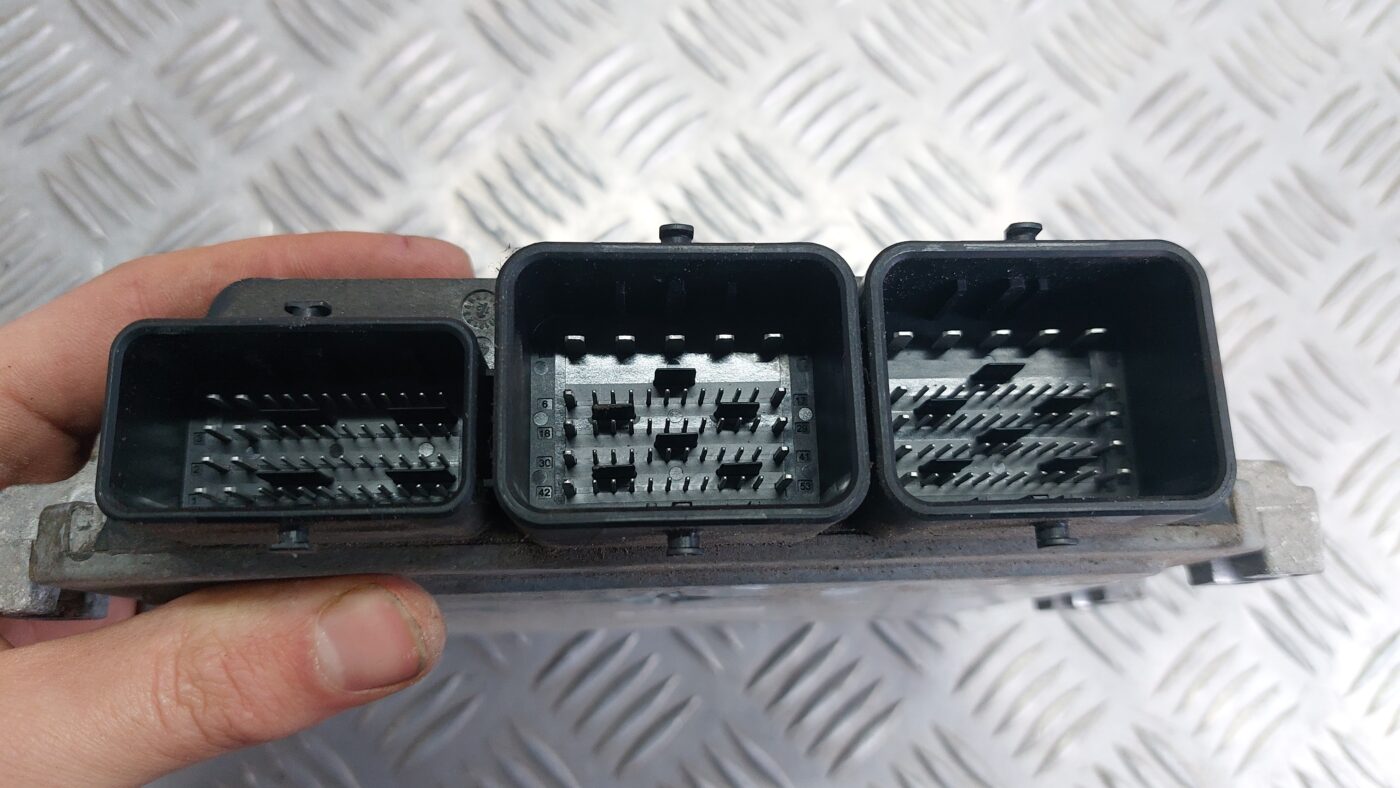 Dzinēja vadības bloks priekš VOLVO V60 2012 4 Dzinēja vadības bloks priekš VOLVO V60 2012