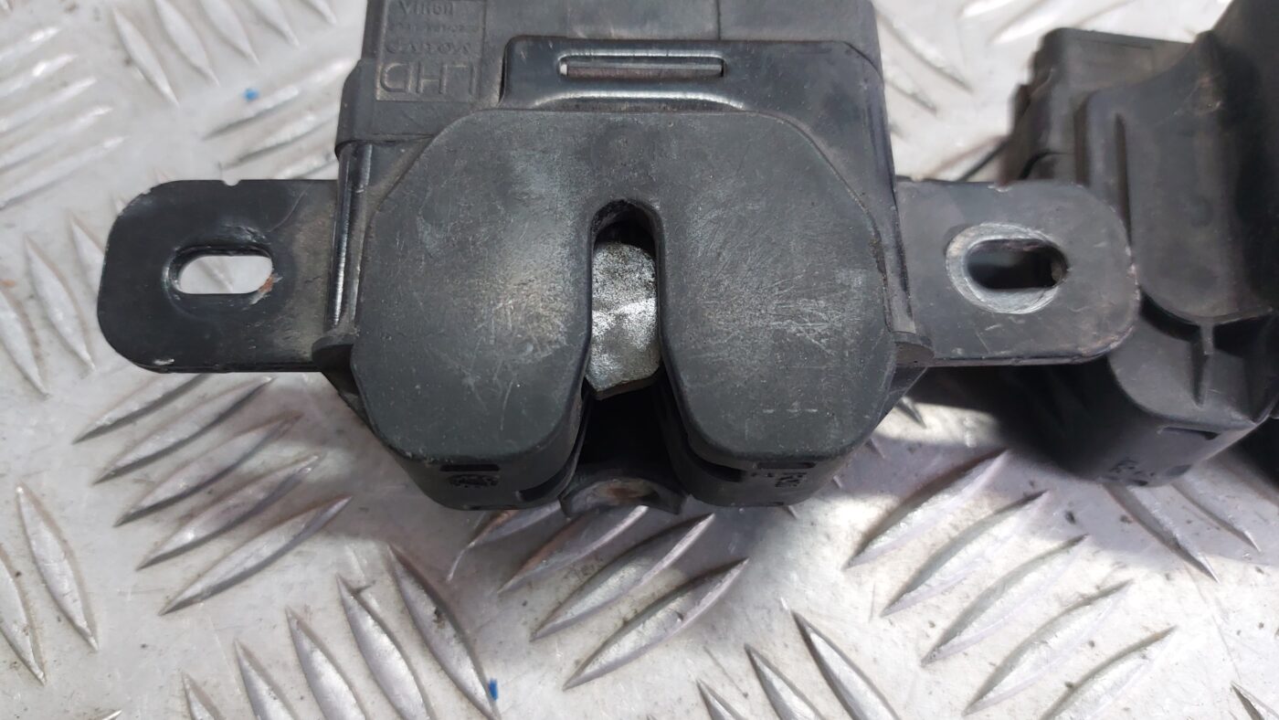 Pārsega slēdzene priekš VOLVO V60 2012 3 Pārsega slēdzene priekš VOLVO V60 2012