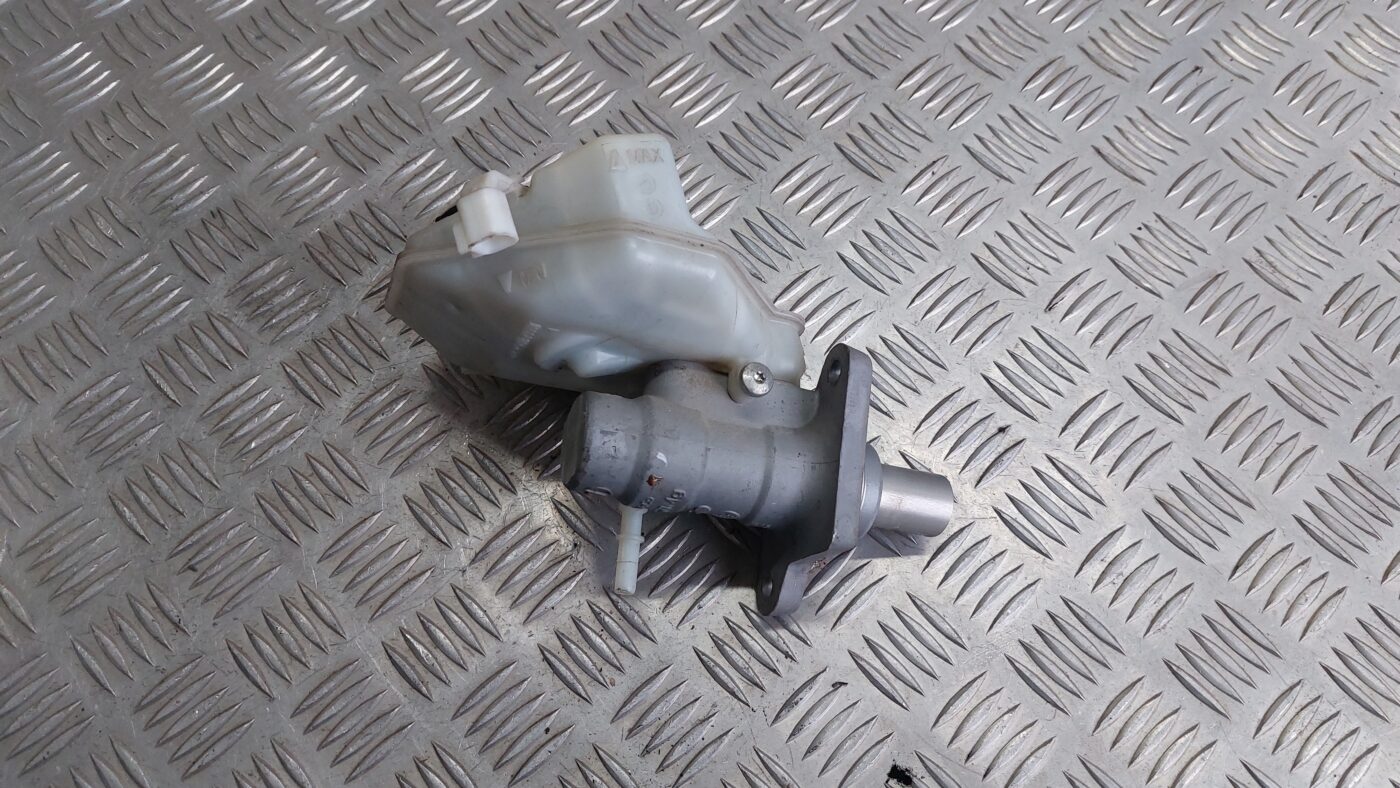 Bremžu pastiprinātāja galvenais cilindrs priekš VOLVO V60 2012 2 Bremžu pastiprinātāja galvenais cilindrs priekš VOLVO V60 2012