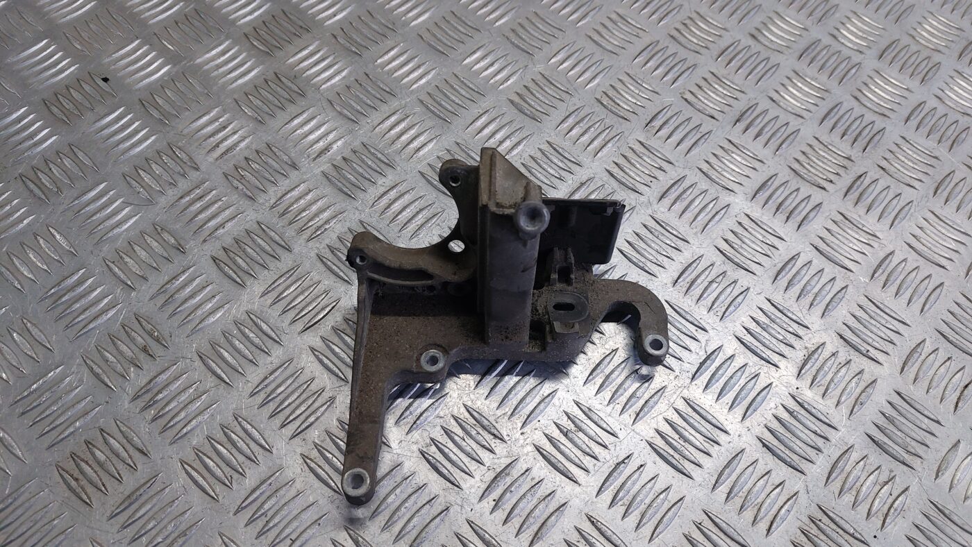 Dzinēja kronšteins priekš VOLVO V60 2012 1 Dzinēja kronšteins priekš VOLVO V60 2012