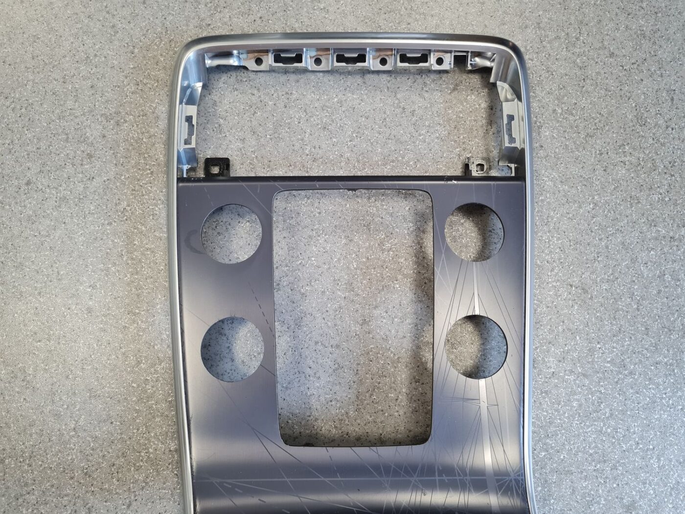 Centrālās konsoles dekoratīvais rāmis priekš VOLVO V60 2012 14 Centrālās konsoles dekoratīvais rāmis priekš VOLVO V60 2012