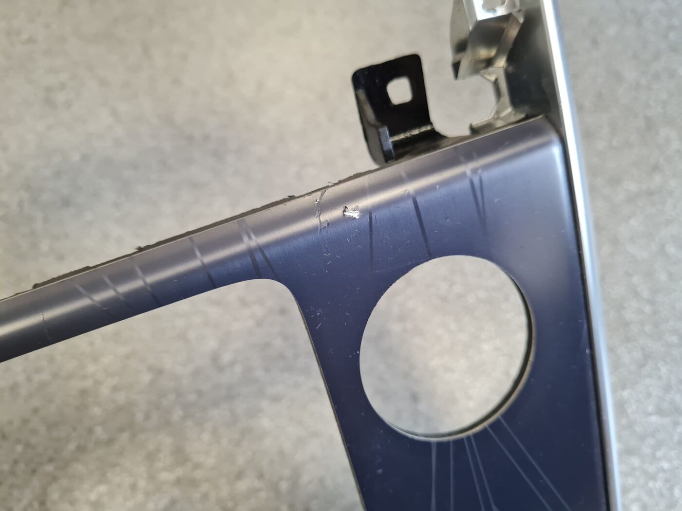 Centrālās konsoles dekoratīvais rāmis priekš VOLVO V60 2012 13 Centrālās konsoles dekoratīvais rāmis priekš VOLVO V60 2012