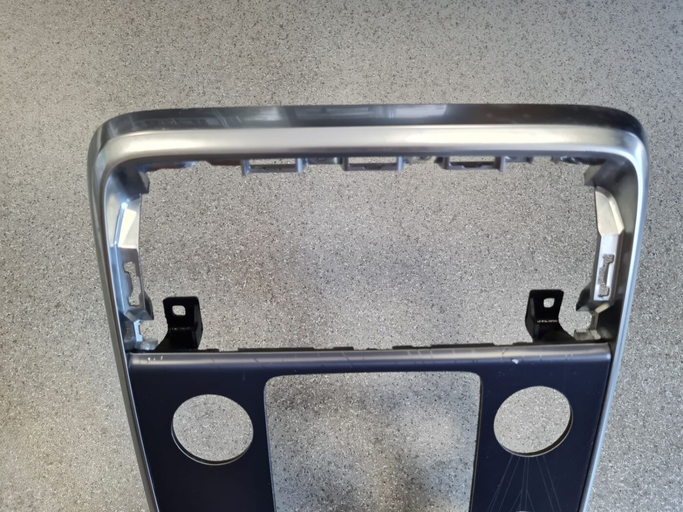 Centrālās konsoles dekoratīvais rāmis priekš VOLVO V60 2012 11 Centrālās konsoles dekoratīvais rāmis priekš VOLVO V60 2012